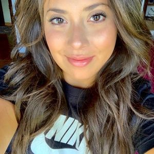 Meet your Posher, Lesly